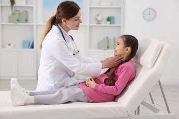Obraz premium Doctor examining little girl during appointment in hospital