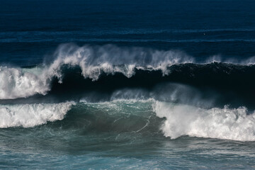 Naklejka premium Powerful ocean waves breaking along the coastline in Sydney, Australia, showing a large swell with white water and spray.