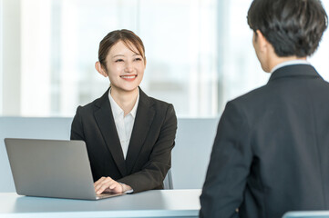 Obraz premium スーツ姿の男性を取材するインタビュアー,マスコミ,記者の女性