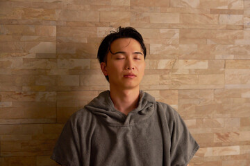 サウナをする男性