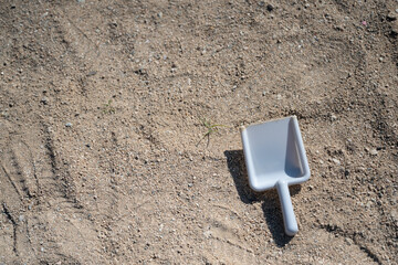 砂場とスコップ