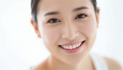 白い歯を見せてニッコリ笑う若い日本人女性のアップ