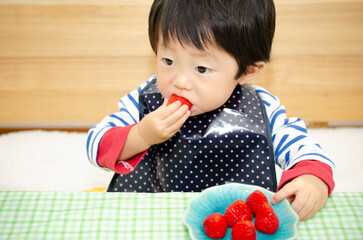 苺を食べる子供