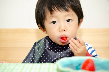 苺を食べる子供