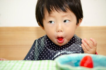苺を食べる子供