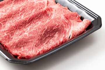 白背景にすき焼き用の牛肩ロース肉