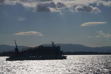 琵琶湖を行く観光船