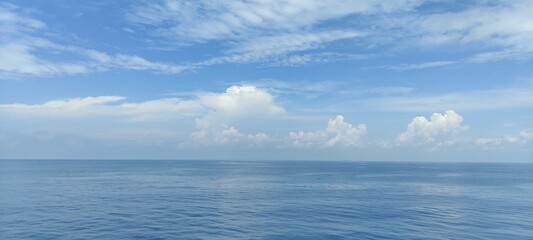 Obraz premium Blue sky, clouds and ocean 