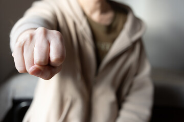 拳を握った女性の手