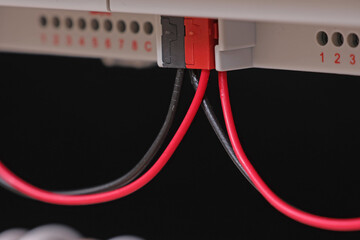 Connection of the KNX data bus to the electronic module using red and black wires. 