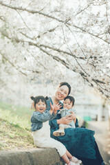 桜の下の母親と娘たち