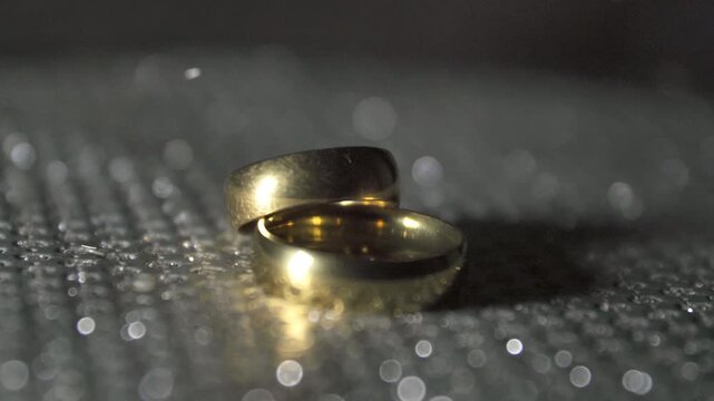 złote obrączki, wedding, ślub obrącki, miłość, złoto, tło video obrączki, stock obrączki ślubne, wstawki filmowe obrączki slubne, wstawki do intro ślubne