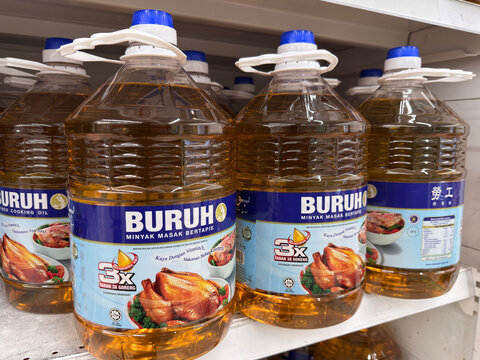 Rawang, Selangor, Malaysia - &lrm;January 28, 2026 - BURUH brand cooking oil containers neatly arranged on supermarket shelves for daily household use.