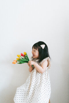 チューリップの花束を持つ女の子