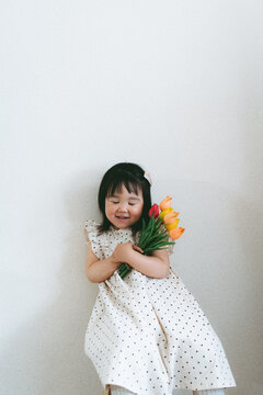 チューリップの花束を持つ女の子