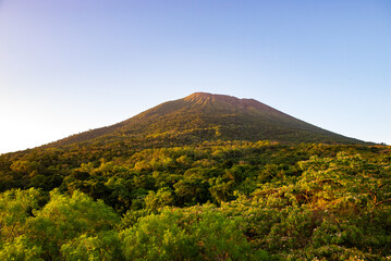 Obraz premium Chaparrastique Volcano. Majestic Volcanic Mountain and Lush Green Forest