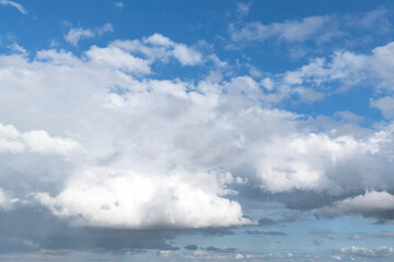 Schauerwolken am bleuen Himmel, Hintergrund, Himmelsersatz
