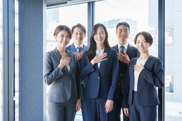 オフィスで働くカメラ目線のビジネスパーソン