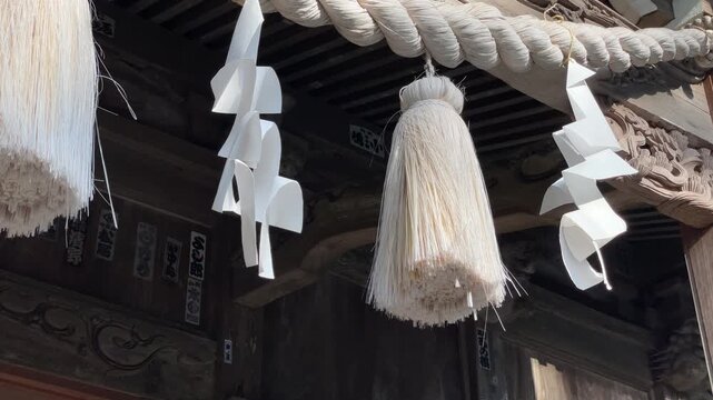神社のしめ縄（注連縄）と紙垂