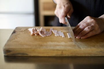 ハムを包丁で切っているところ