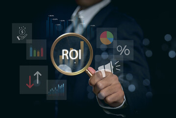 Naklejka premium Business professional analyzing ROI performance with digital financial charts and data analytics. Concept of investment growth, marketing strategy, financial planning, and business performance optimiz