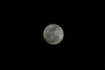 Obraz premium Full moon in the dark night sky.