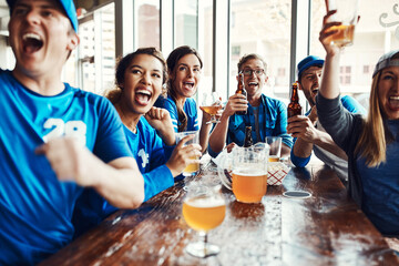 Obraz premium Happy, friends and watching tv in sports bar with beer, football competition win and bonding together. People, smile and celebration in restaurant with alcohol, soccer world cup goal or team victory.