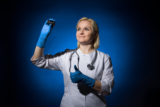 female doctor demonstrates a heart rate monitor and like