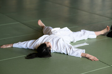 パンダの着ぐるみに体当たりしてタックルする空手着の子供