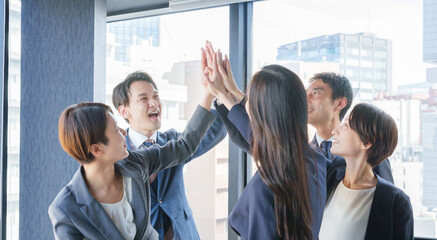 ハイタッチするビジネスパーソン