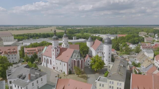 Top view of the historic building ensemble in Borna. The focus is on the prominent St. Mary's City Church with its characteristic towers and the immediately adjacent Museum of the City of Borna, house