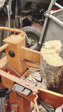 Hydraulic log splitter machine cutting firewood