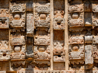 Le palais des masques &agrave; Kabah, sculptures du dieu de la pluie, Chaac
