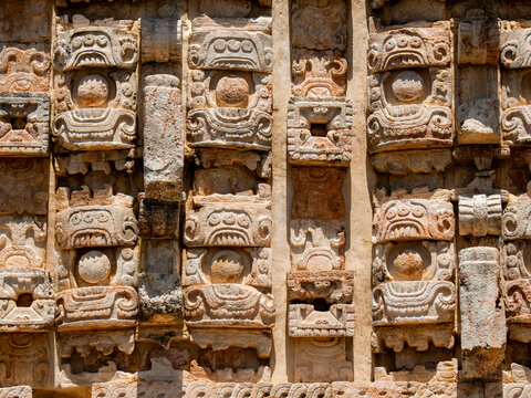 Le palais des masques &agrave; Kabah, sculptures du dieu de la pluie, Chaac