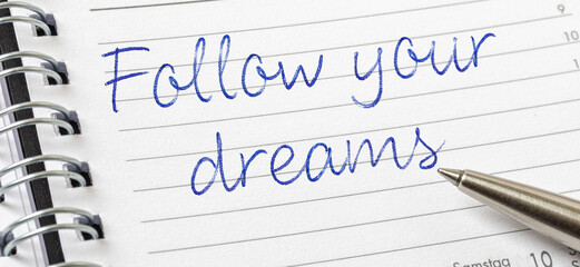Obraz premium Follow your dreams written on a calendar page