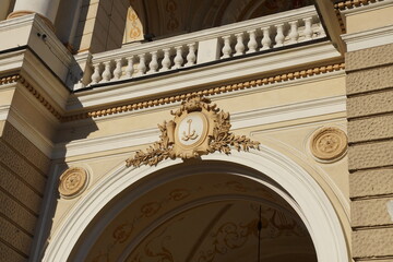 Obraz premium Architectural Detail of the Odessa Opera House Featuring a Decorative Anchor Symbol