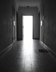 Fototapeta premium Flur mit schmalem Lichtstreifen