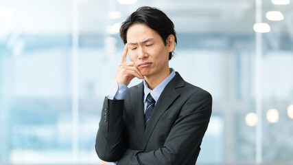 重要な判断を前に考え込むビジネスパーソン, Business professional thinking...