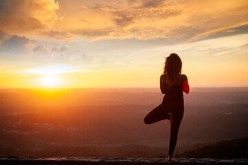 Fototapeta premium Yoga ao por do sol