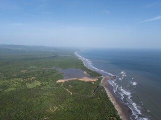 Obraz premium Coastline of pacific ocean aerial drone view