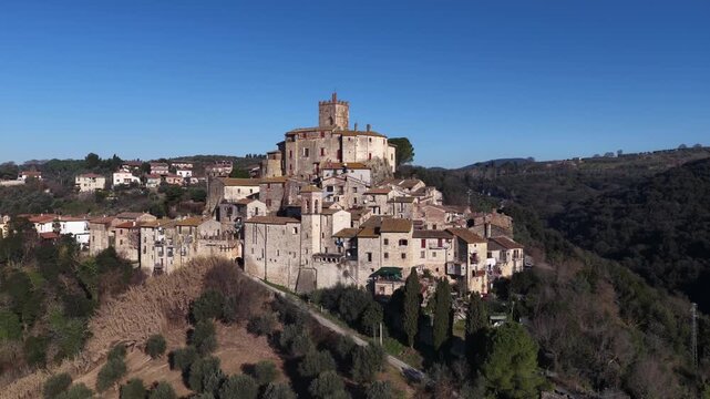 Il borgo di Montoro in provincia di Terni, Umbria, Italia.
Castello Patrizi di Montoro arroccato sulla collina tra Orte e Terni.
