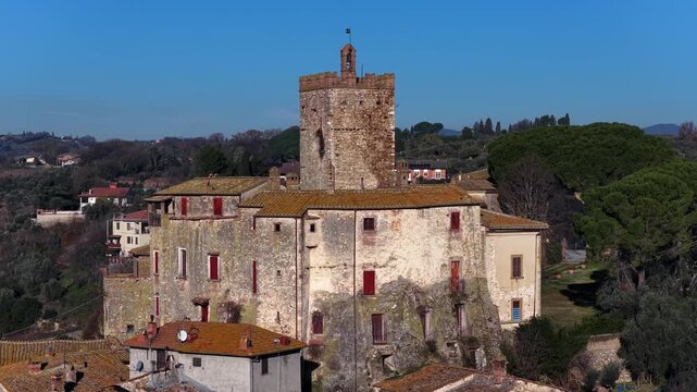 Il borgo di Montoro in provincia di Terni, Umbria, Italia.
Castello Patrizi di Montoro arroccato sulla collina tra Orte e Terni.
