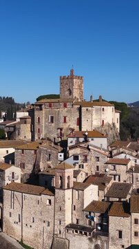 Il borgo di Montoro in provincia di Terni, Umbria, Italia.
Castello Patrizi di Montoro arroccato sulla collina tra Orte e Terni.