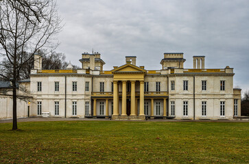 Fototapeta premium The exterior of Dundurn Castle during the winter. The castle is a National Historic Site of Canada.