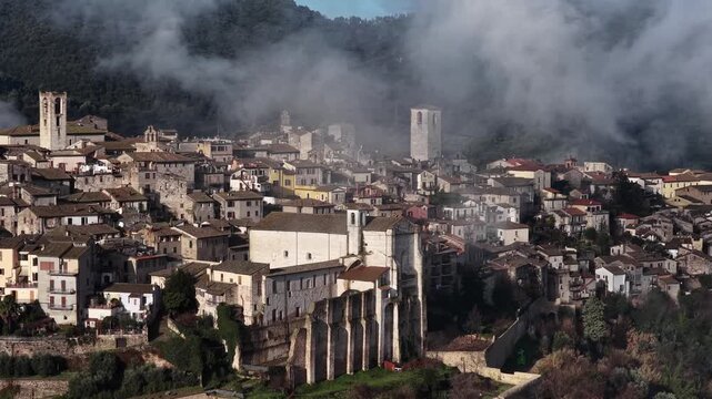 Il centro storico di Narni avvolto tra le nuvole, borgo medievale della provincia di Terni, Umbria, Italia.
Vista aerea della citt&agrave; Narni, meta turistica dell'Italia centrale.