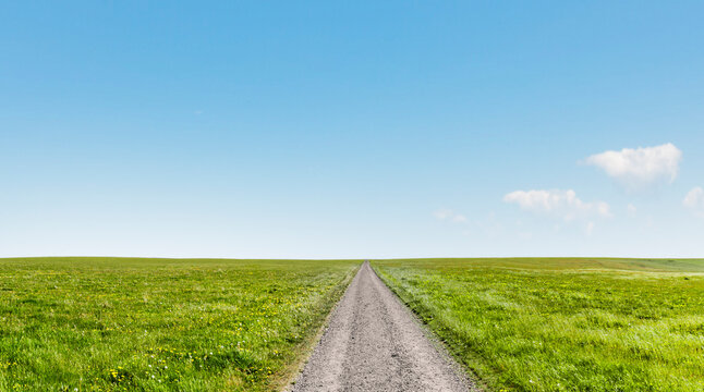 Gerader Weg bis zum Horizont