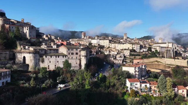 Il centro storico di Narni avvolto tra le nuvole, borgo medievale della provincia di Terni, Umbria, Italia.
Vista aerea della citt&agrave; Narni, meta turistica dell'Italia centrale.