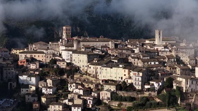 Il centro storico di Narni avvolto tra le nuvole, borgo medievale della provincia di Terni, Umbria, Italia.
Vista aerea della citt&agrave; Narni, meta turistica dell'Italia centrale.