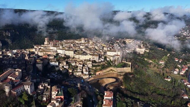Il centro storico di Narni avvolto tra le nuvole, borgo medievale della provincia di Terni, Umbria, Italia.
Vista aerea della citt&agrave; Narni, meta turistica dell'Italia centrale.