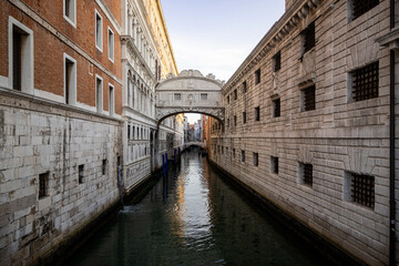 Obraz premium View of the Bridge of Sighs in Venice (Italy)